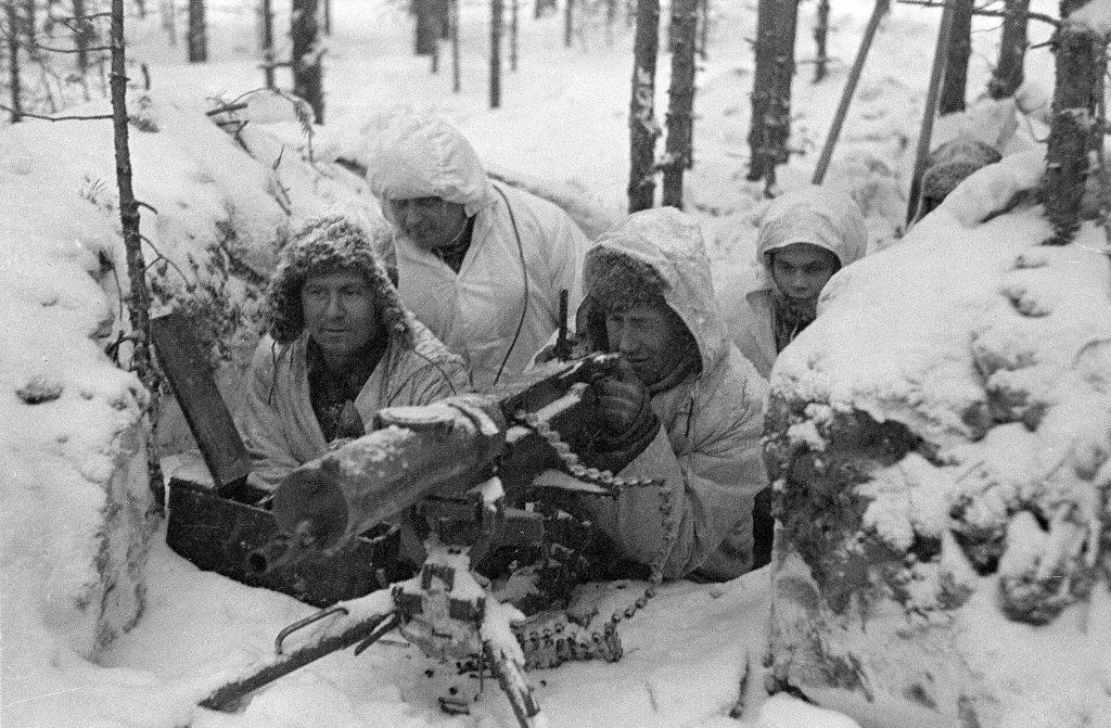 finnish machine gunners in the snow